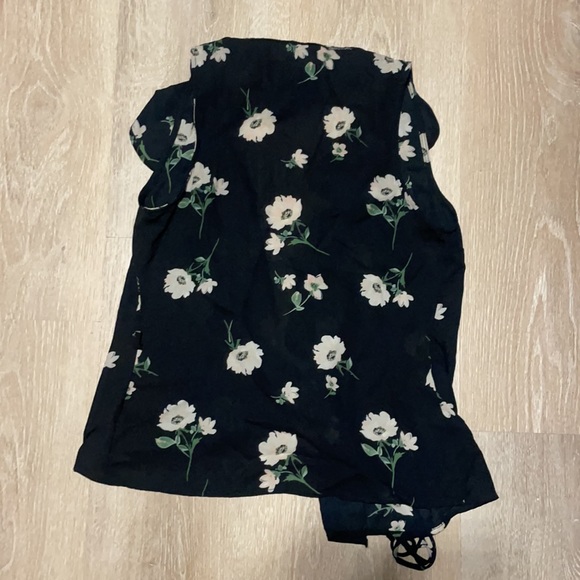 NWOT Lulu’s Black Floral Wrap Top - Picture 4 of 4
